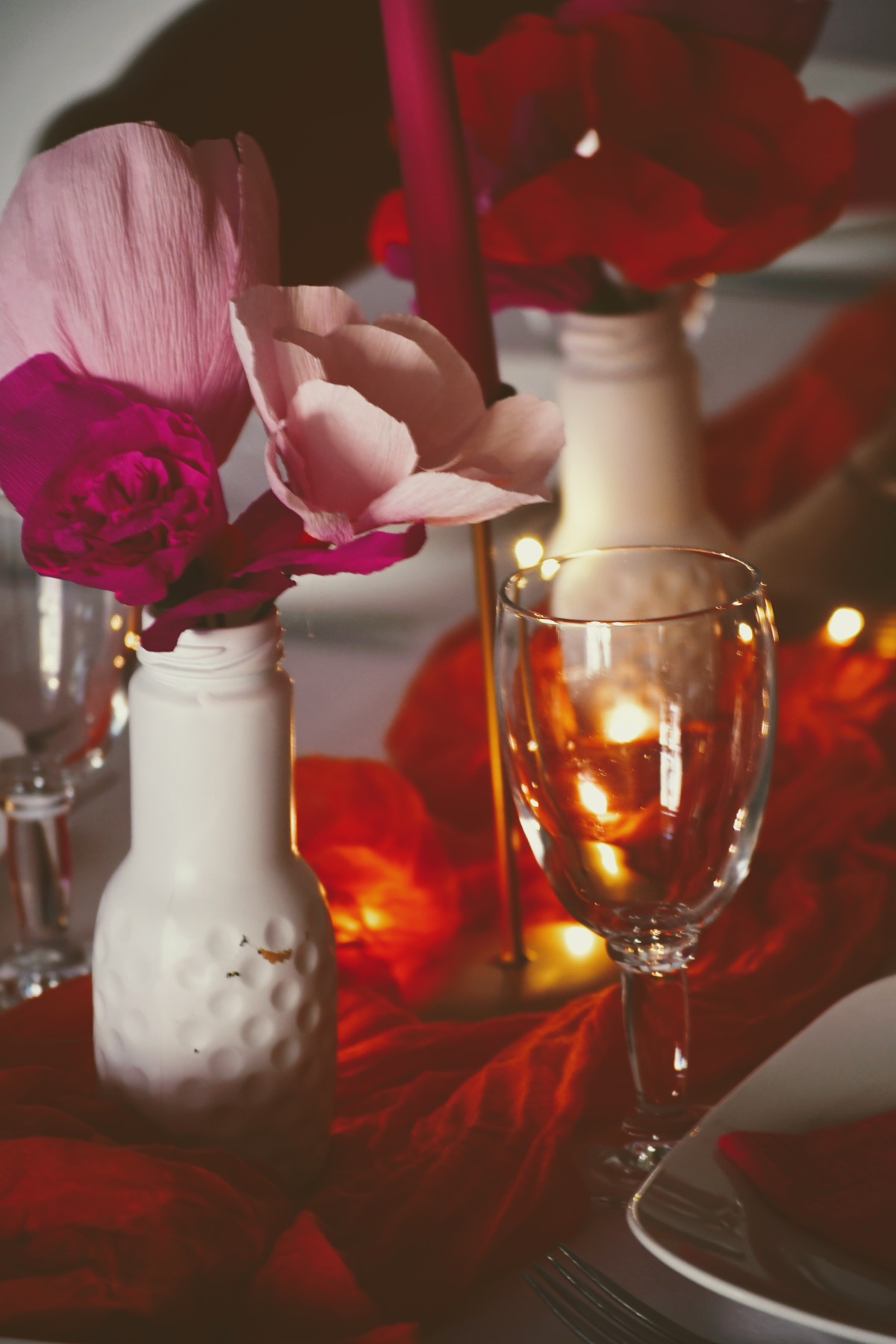 Fleurs et photophore, détail de table