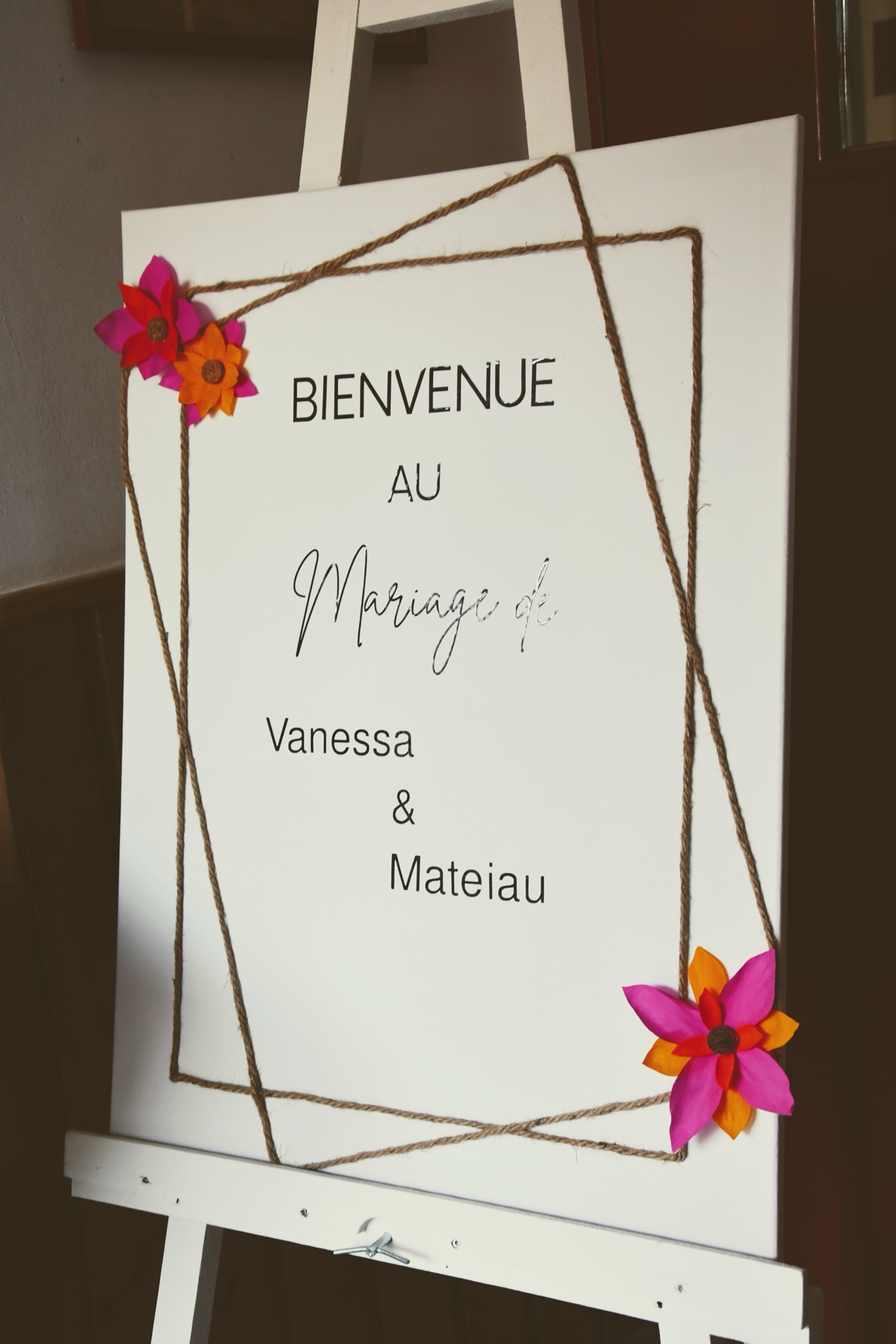 Panneau de bienvenue du mariage, décoré de fleurs en papier