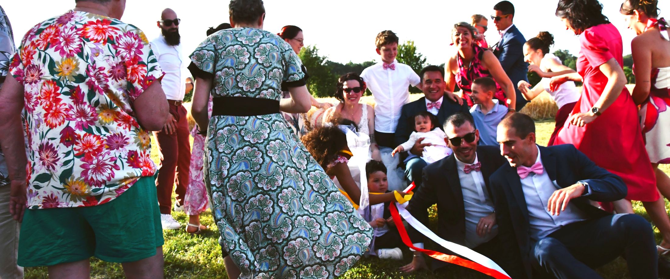 Les invités réunis dans le jardin lors d’un mariage organisé par Le Fil du Jour