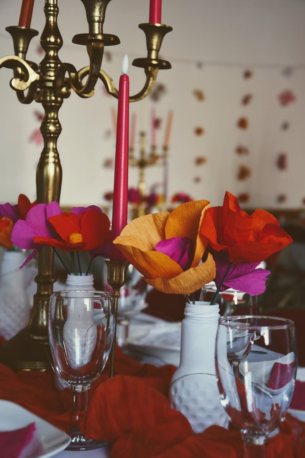 Chandeliers et fleurs en papier sur la table