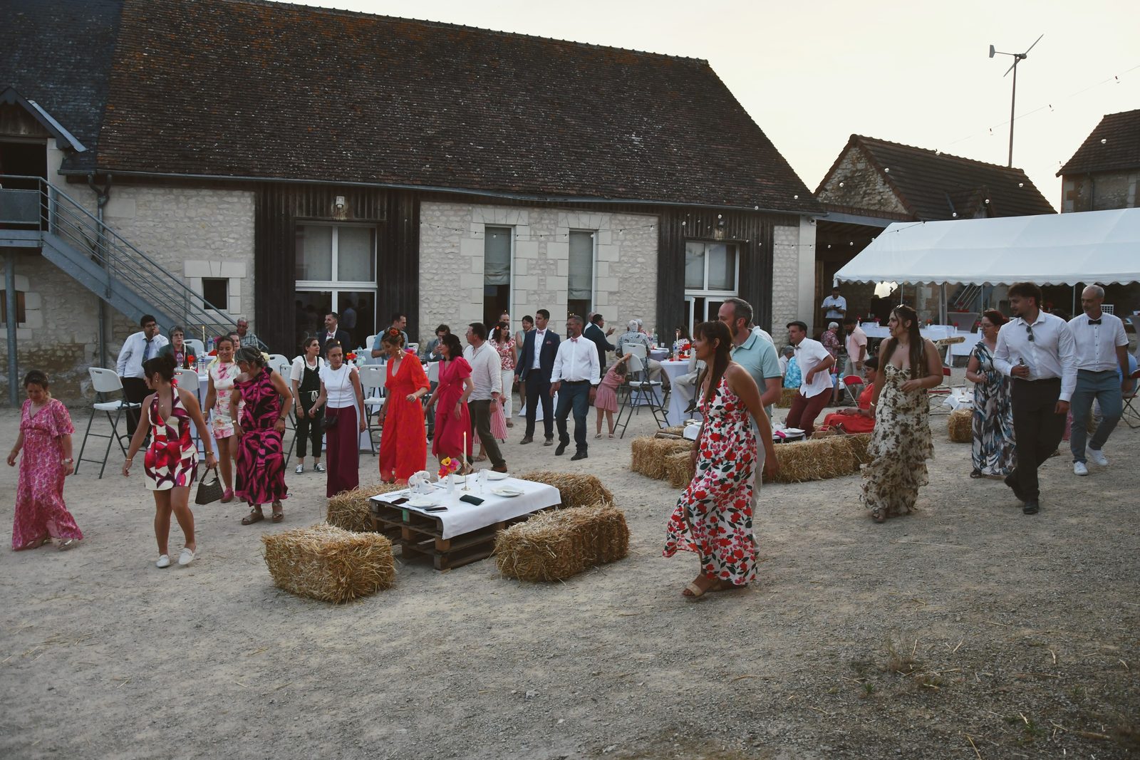 Cocktail dans la cour de la ferme
