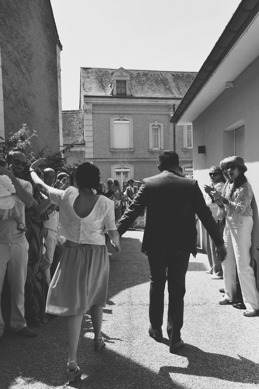 Le cortège dans la rue, en noir et blanc
